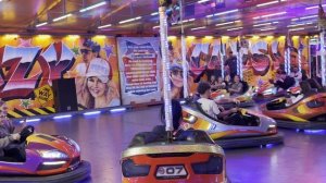 Куча-мала из машинок в парке развлечений в Мельбурне