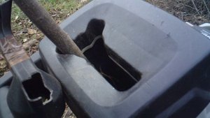 Садовый измельчитель ЗУБР-ЗИЭ-44-2800: измельчение ветки с гравитационной подачей