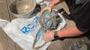 Как сделать декоративный шар для сада из цемента и ниток.