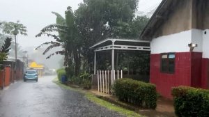 Сильный дождь с молнией разразились в красивой Индонезийской деревне. Релаксация, быстрый сон.