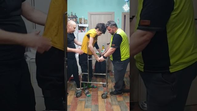 Тестовая тренировка с использованием ходунков, совмещенных с костылями.