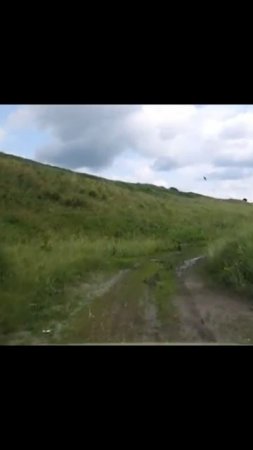Проехал по луже по окна в воде, лужа оказалась глубокой