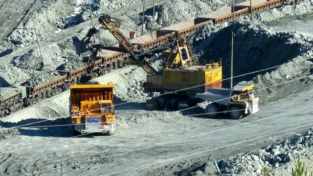 Два БЕЛАЗА 60 и 130 т. синхронно разгружаются смотреть онлайн