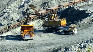 Два БЕЛАЗА 60 и 130 т. синхронно разгружаются