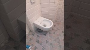 Сантех шкаф без прямого угла в маленькой ванной