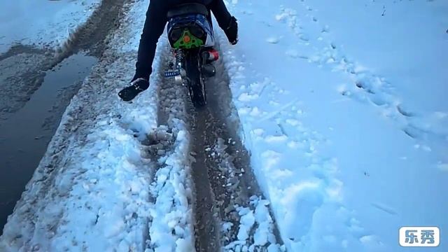 Зимой на Yamaha Jog Artistic смотреть онлайн