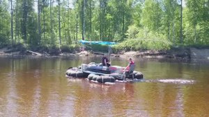 Плот с самодельным лодочным мотором