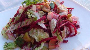 Салат из свеклы по-корейски, пекинской капусты, огкрцов и оливок