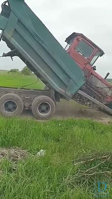 Трактор ДТ 75 выгружают из кузова Камаза