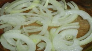 Салат с помидорами и маринованным луком