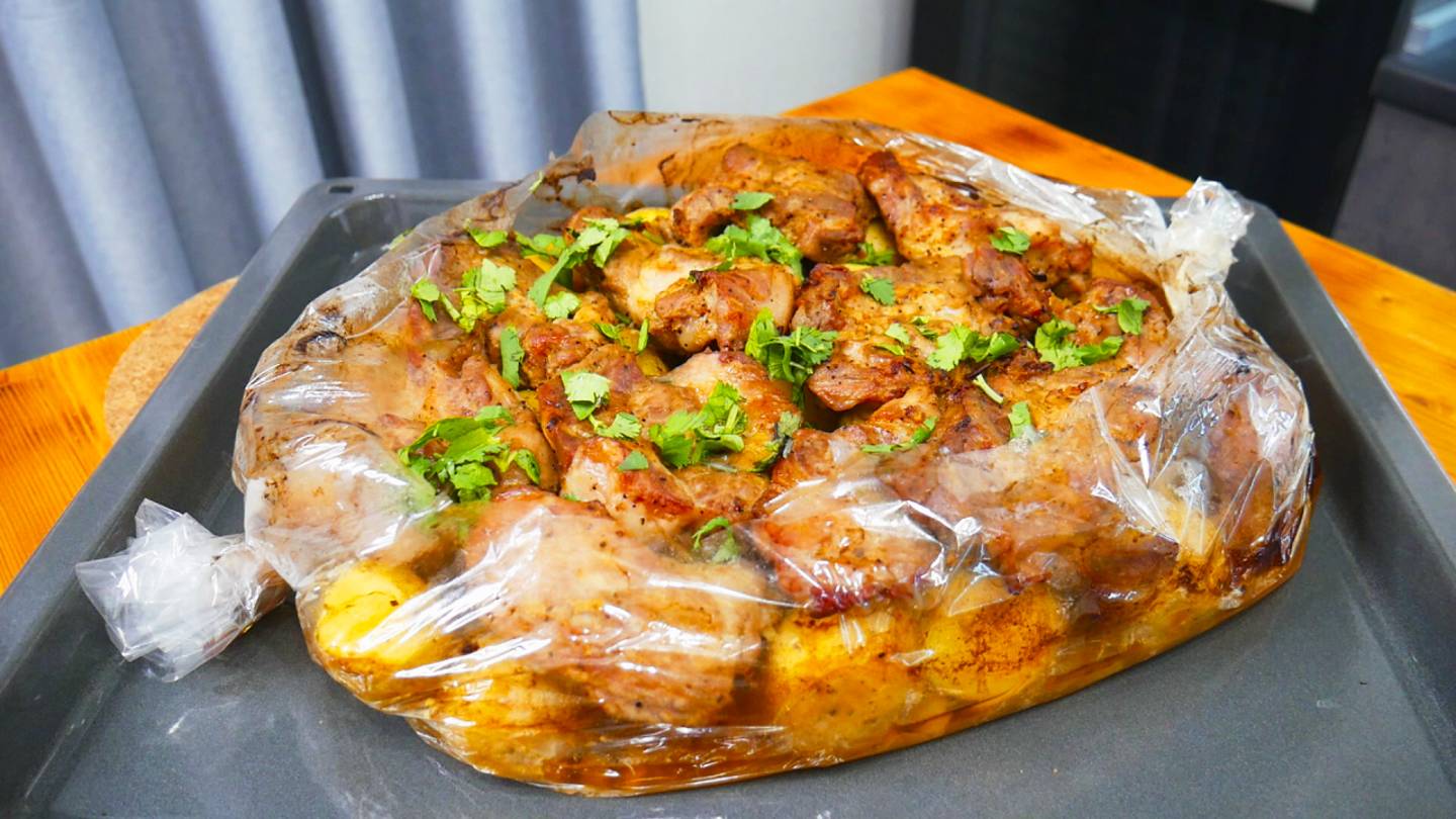Ужин без возни – Мясо с Картошкой в духовке. Любое мясо станет мягким и нежным в рукаве.