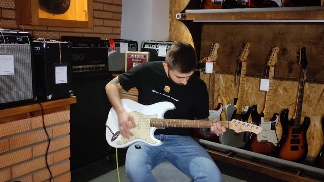 Обзор электрогитары SQOE SEST200 Stratocaster SSS White | SKIFMUSIC.RU смотреть онлайн
