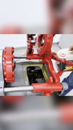 Без масла никуда! Заправляем станок Esson ElectricCUT-50HW2 – важный момент перед нарезкой резьбы