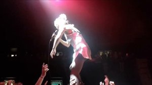 Ellie Rowsell EPIC Crowdsurfing! Wolf Alice LIVE | Auckland, Powerstation New Zealand 2018