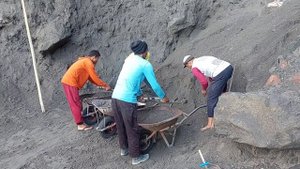 Строительство, шахтёры собирают чёрный песок