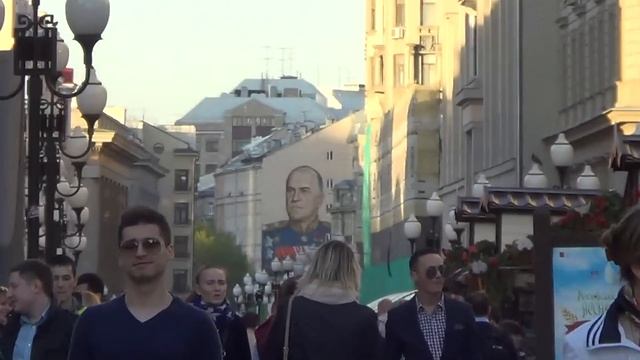 Караоке даром на Старом Арбате - молодежь поет песни военных лет - Глобальная Волна