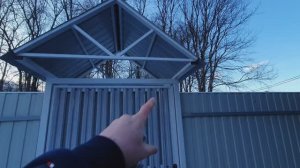 Калитка с козырьком на винтовых сваях.