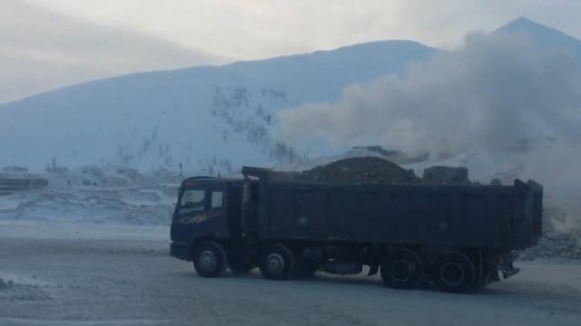 Погрузчик грузит серебро смотреть онлайн