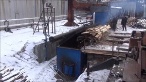 Процесс погрузки деревоотходов длинной 6 метров