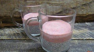 Клубничный десерт с семенами чиа на молоке