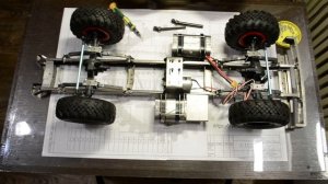 Сборка RC грузовика Камаз 4х4 в масштабе 1/10. Часть 3 - установка баков, редуктора, кабины.