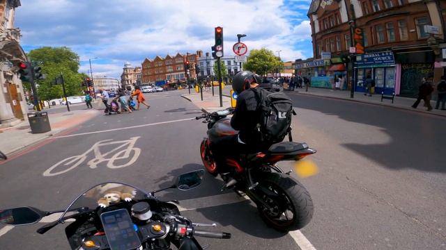 YAMAHA R7  MT 07 CAUSE MAYHEM IN LONDON