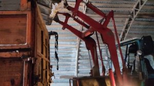 Погрузка зерна на КАМАЗ, трактором МТЗ😊✊