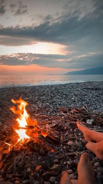У костра нет цели только треск координаты в конце море  костер абхазия путешествия travel