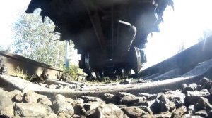 Камера под поездом Тепловоз 3М62У-0013 с грузовым поездом