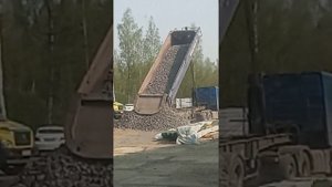 Тонар, выгрузка крупного щебня