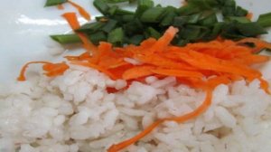 Салат из помидора с оливками и рисом