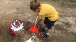 Дамир спас машинку, которая застряла в песке.