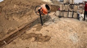 ЗАЛИВКА ПОДУШКИ ПОД БЛОКИ ДЛЯ ОПОРНОЙ СЕНЫ #домснуля  #доммечты  #строюдом  #строюдом