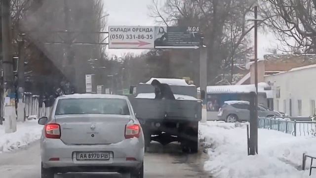 Как чистят и посыпают дороги в Киеве. смотреть онлайн