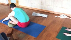 Сукхасана с болстером