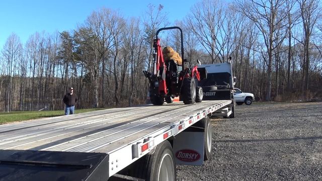 It's the BIGGEST RED TRACTOR THEY MAKE! смотреть онлайн