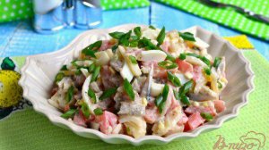 Салат со свежими помидорами и соленой салакой