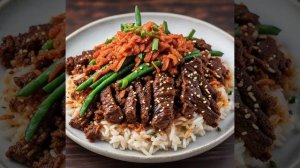 Пряные корейские бульгоги из говядины с жареным рисом кимчи и зеленой фасолью с кунжутом