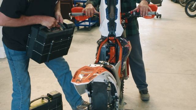 DirtFirst Racing 30sec Battery Swap Challenge Ft. KTM Freeride Supermini смотреть онлайн