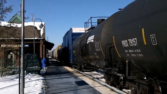 NS 6947 leads CP 372 at Northbrook, IL смотреть онлайн