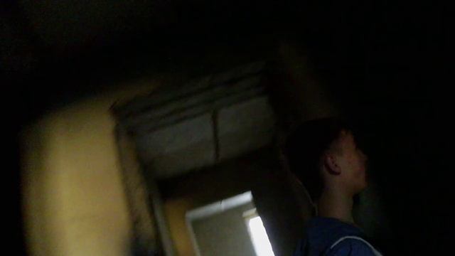 Залезли в заброшенное общежитие.