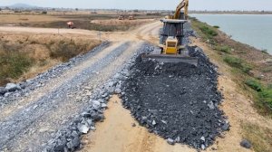 Строительство, дорога , засыпка щебёнкой