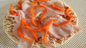 Пицца с ветчиной и беконом