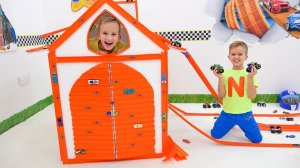 Влад и Ники играют с игрушечными машинками и сбегают от тираннозавра! Видео для детей.