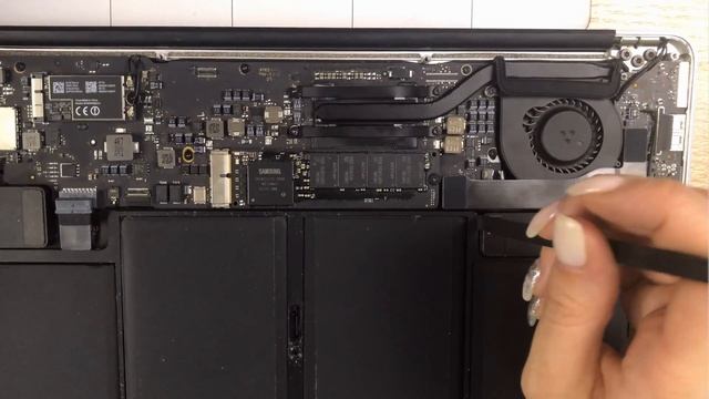 Замена аккумулятора Macbook air 13 A1466 Макбук эйр а1466 смотреть онлайн