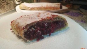 Штрудель с вишней и миндалем