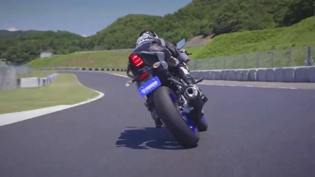 Yamaha R15 vs MT15 Detailed Comparison- Price Mileage Top Speed Features Models