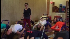 Випарита Дандасана на стуле