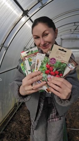 Сеем первые семена в теплицу, чтобы уже с апреля есть свою вкуснейшую зелень🌱