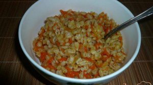 Перловая каша с луком и морковью
